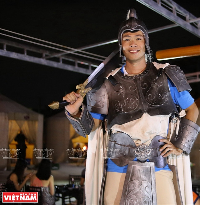 Un client vêtu d’une armure.