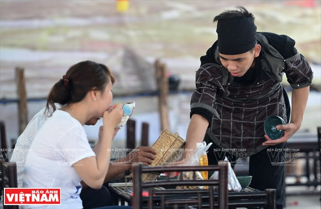 Les serveurs sont en habit d’époque.