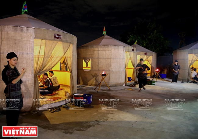 Le restaurant se trouve dans l’arrondissement de Binh Thanh (Hô Chi Minh-Ville). D’une superficie de 1.700 m², il s’inspire d’une caserne du film «Les Trois Royaumes».