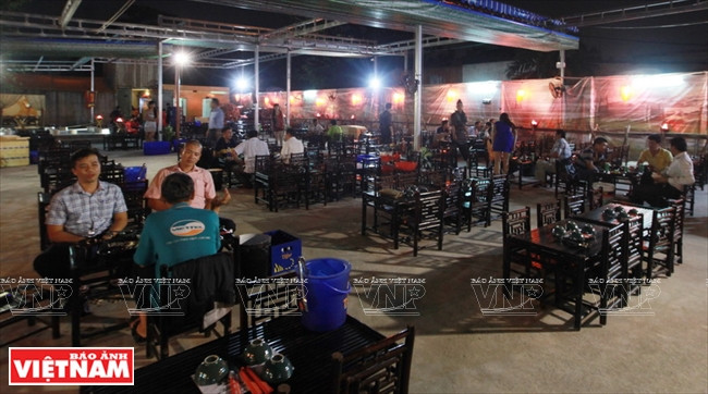 Les tables du restaurant sont fabriquées en bambou dans un style classique.