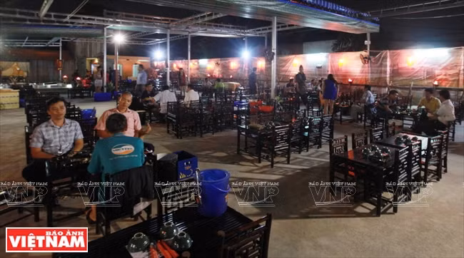 Les tables du restaurant sont fabriquées en bambou dans un style classique. 