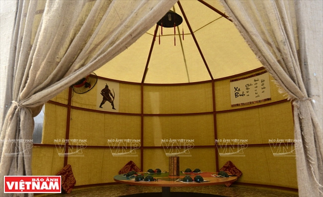 Une tente ronde décorée avec des objets et images de l’époque des Trois Royaumes. 