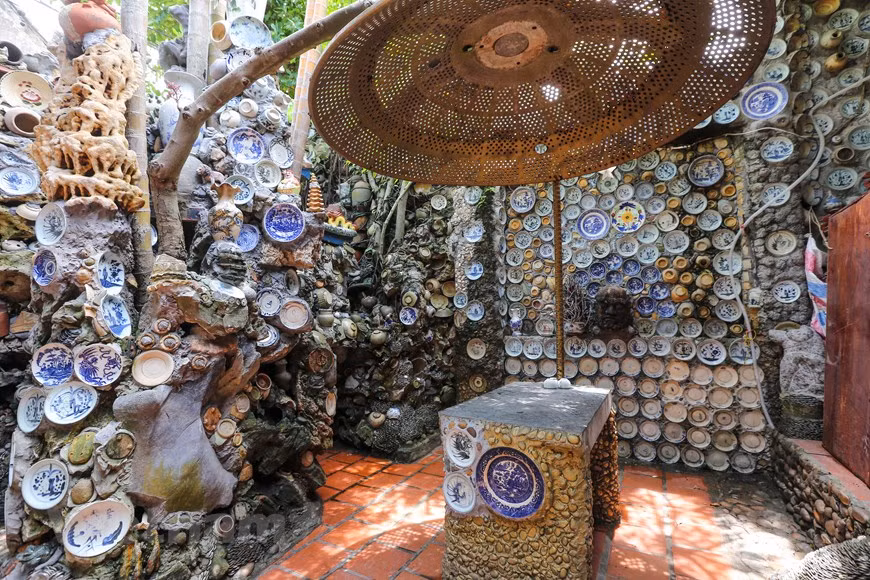 Dans la cour, des dizaines de mortiers en pierre se succèdent et la porte du dôme est décorée de vases et d’assiettes en bambou ou en pierre, à motifs divers. 
