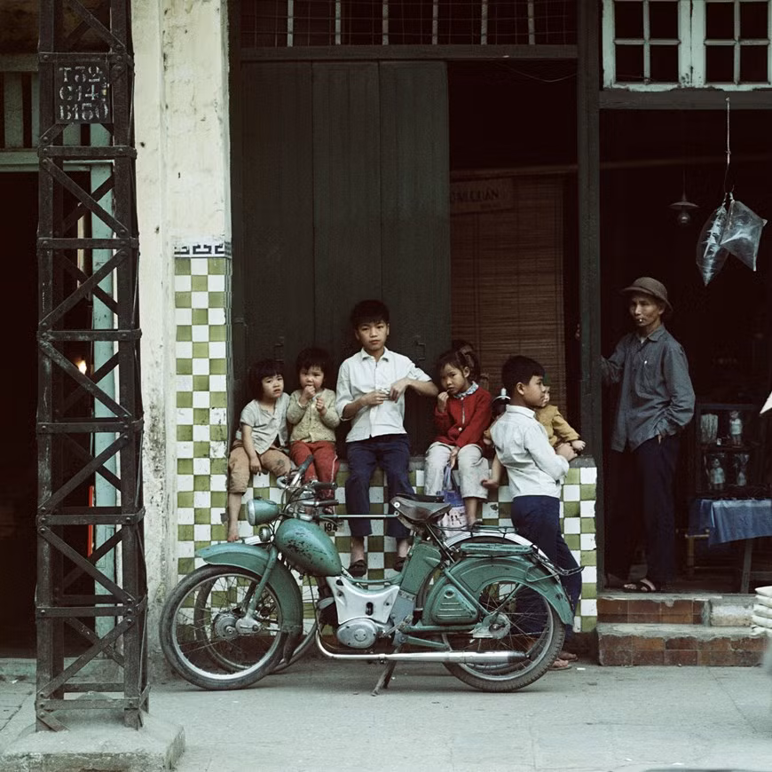 Des systèmes des abris enchevêtrés dans la rue, des rues désertées, des enfants naïfs à Hanoï ont été reflétés de manière vivante via les œuvres de Thomas Billhardt. Ce photographe allemand a consacré la plupart de sa vie à fréquenter des zones difficiles et en crise dans le monde pour raconter au public non seulement les inégalités, la pauvreté, la douleur, la guerre mais aussi la vie et les sourires des gens, dont les enfants. "La compassion et la tolérance du peuple vietnamien à cette époque étaient très grandes. L'amour et le soutien mutuel étaient quelque chose que vous pouviez facilement voir", a déclaré Thomas Billhardt lors de la conférence de presse. Photo: Vietnamplus
