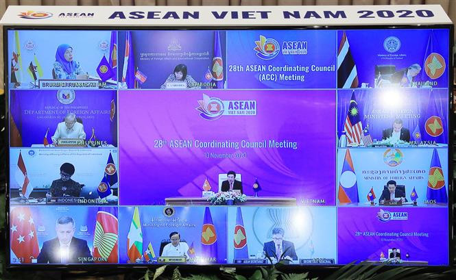 Lors de la 28e réunion du Conseil de coordination de l'ASEAN, les ministres ont exprimé leur satisfaction quant aux progrès accomplis dans la mise en œuvre des priorités de l'Année de présidence vietnamienne de l'ASEAN en 2020, y compris la prévention, la réponse et le règlement de la pandémie de COVID-19.