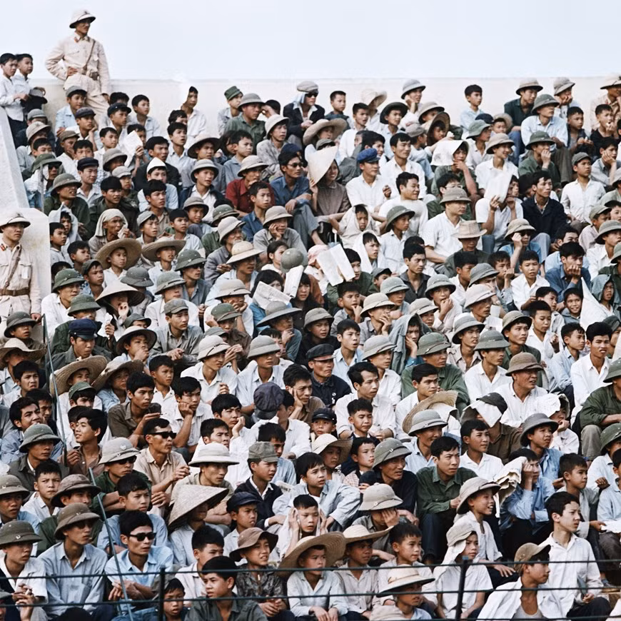 L’exposition "Hanoï durant les années 1967-1975" s’est ouverte le 3 octobre au Manzi Exhibition Space (14 rue Phan Huy Ich) et au Manzi Art Space (2 ruelle Hang Bun), à Hanoï. En marge de l’exposition, depuis Berlin, Thomas Billhardt parlera à des rencontres en ligne avec le public hanoïen. Il racontera ses voyages au Vietnam, des merveilleux souvenirs qu'il garde dans ce pays, et en particulier de sa recherche d'individus objets sur sa photo. Participeront à ces rencontres intéressantes le critique littéraire Pham Xuan Nguyen, l'écrivain Do Phan et le traducteur Le Quang - qui ont traversé cette période inoubliable de Hanoï. Photo: Vietnamplus