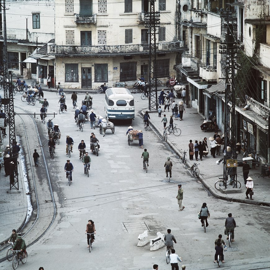 Quelque 130 clichés de l’Allemand Thomas Billhardt sont présentés à une exposition sur Hanoï jusqu’au 15 novembre. Il s’agit de photos en noir et blanc et en couleur prises au cours de six voyages au Vietnam entre 1967 et 1975. Parmi les œuvres sur Hanoï, on voit la joie d’accueillir un nouveau-né en temps de guerre, un vélo sous la pluie, un cours de dessin en plein air, des visages d’enfants heureux, des abris anti-bombes dans la rue, des enfants jouant, le tramway hanoïen… L’exposition apporte aux visiteurs un Hanoï authentique, simple et émouvant à travers la vie quotidienne de sa population, en pleine période de guerre. Photo: Vietnamplus