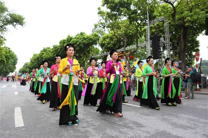 La fête de rue «Quintessence de Hanoi : convergence et rayonnement», avec la participation de 5.000 artistes, a eu lieu le 29 juillet dans les rues piétonnières autour du Lac de l’épée restituée, en plein centre de Hanoi, pour célébrer le 10e anniversaire de l’élargissement de ses limites administratives. 