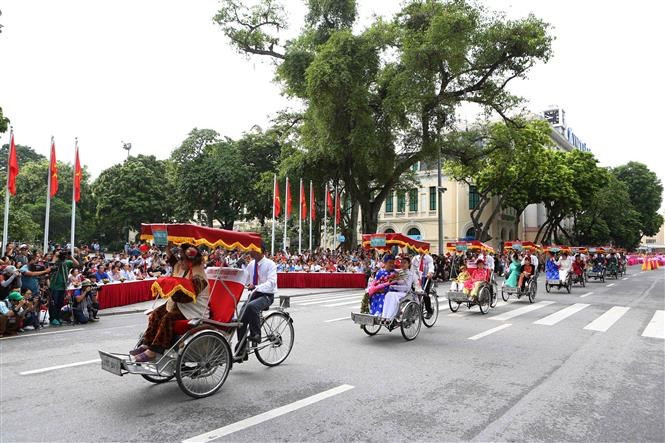 Les participants ont défilé autour du lac Hoan Kiem, traversant la place Ly Thai To, le temple Ba Kieu, le restaurant Luc Thuy, la place Dong Kinh Nghia Thuc, le carrefour Ba Kieu-Hang Khay et le croisement Hang Bai-Hang Khay. 