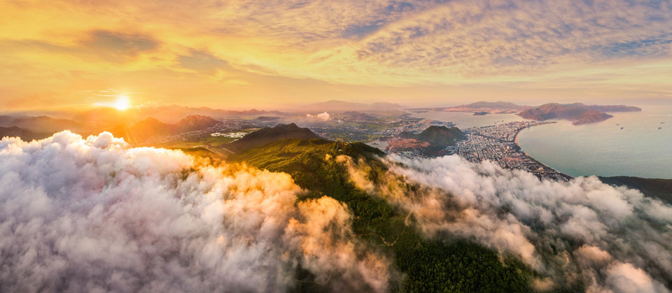 Les nuages couvrent la ville de Quy Nhon.