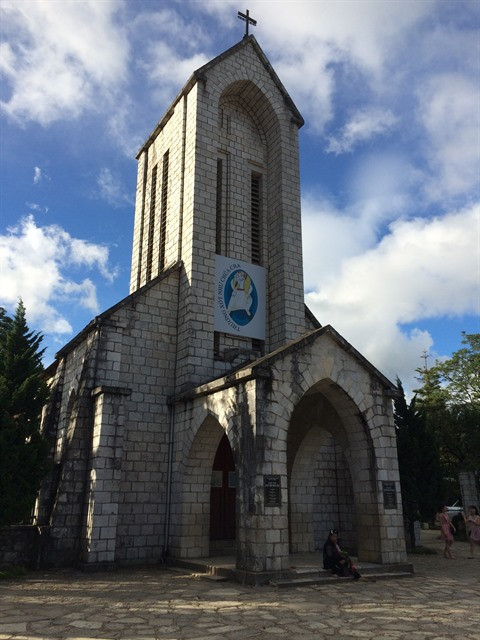 L'église en pierre. Située au cœur du bourg, elle a été construite en 1895. C’est le bâtiment français le mieux conservé. Elle a bénéficié de travaux de restauration et est devenu l’un des symboles du bourg devant lequel tout le monde aime se faire photographier.