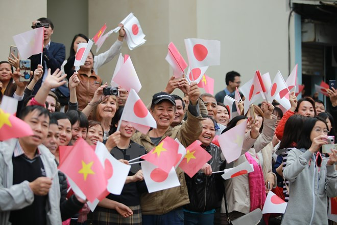 Jeudi matin, l'Empereur Akihito et son épouse Michiko ont visité le Temple de la Littérature, dans le cadre de leur visite d'Etat au Vietnam du 28 février au 5 mars. De nombreux habitants de la capitale ​sont venus très tôt pour les saluer.
