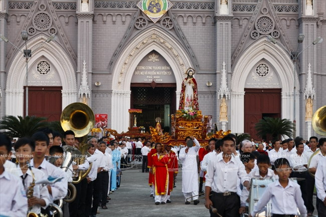 La monumentale façade d’architecture gothique.