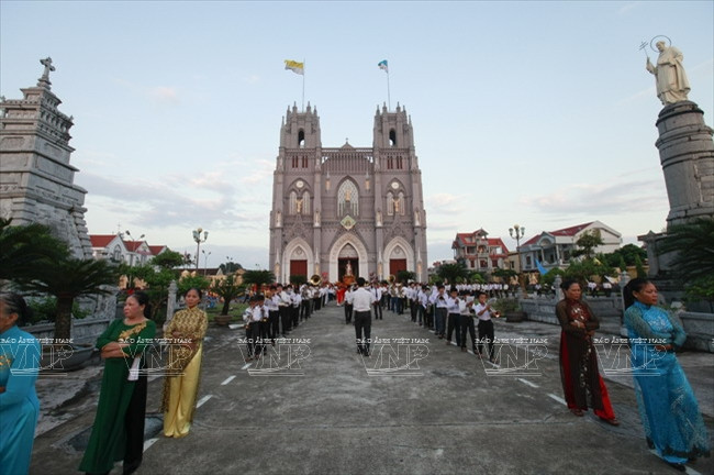 Des catholiques à Noël, qui marque la naissance de l'enfant Jésus.