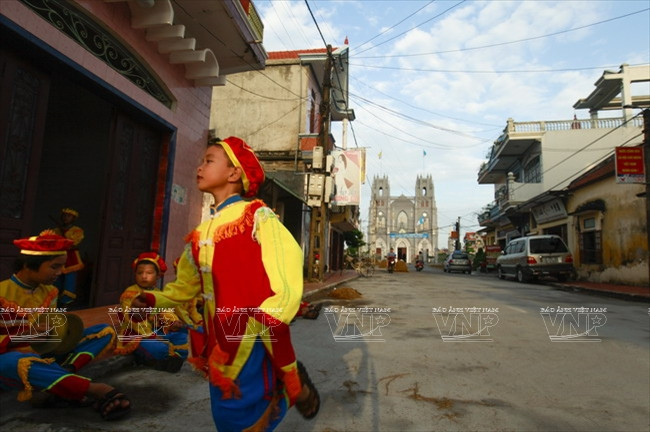 La basilique mineure de Phu Nhai se trouve dans la commune de Xuân Phuong, district de Xuân Truong, province de Nam Dinh.