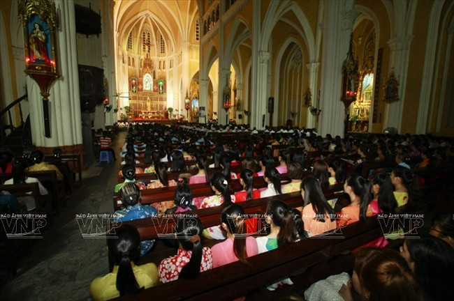 Cathédrale la plus grande d’Asie du Sud-Est, la basilique de Phu Nhai peut accueillir des milliers de catholiques.