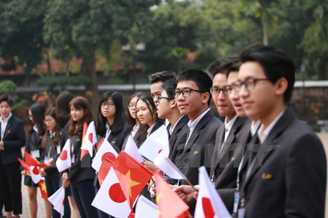 Au Temple de la Littérature, l'Empereur Akihito et ​son épouse Michiko rencontrent d​'anciens étudiants vietnamiens au Japon. 