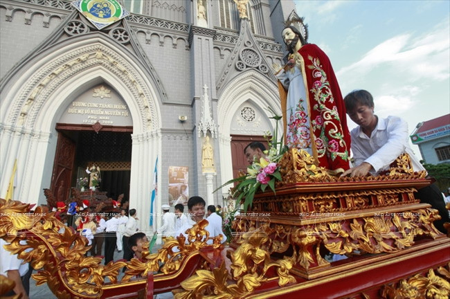 Des catholiques préparent la procession du Saint.