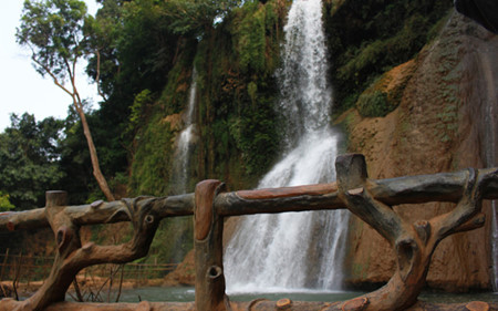 La chute de Pan de Tunique et la grotte Doi (Chauve-souris) constitue une destination incontournable pour les voyageurs à Son La.