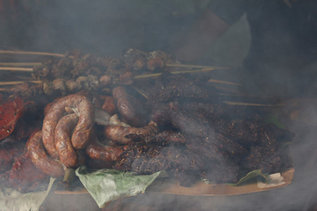 Les visiteurs dévorent les spécialités de Son La: la viande de buffle séchée ou le riz gluant à 5 couleurs.