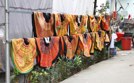 Les brocatelles multicolores attirent aussi l’attention des visiteurs.