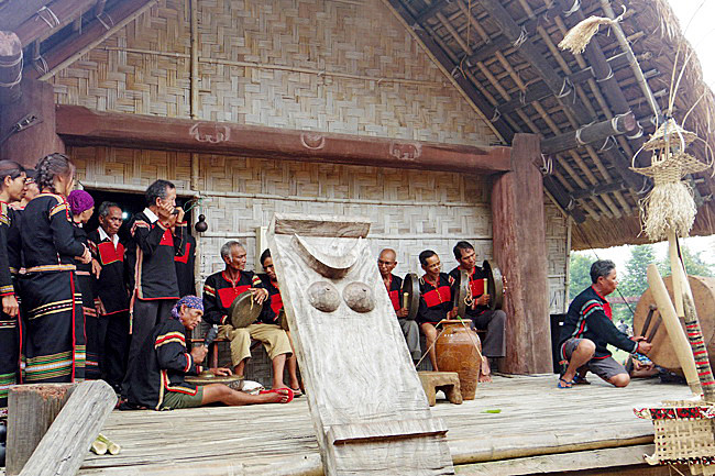 La cérémonie de la maturité d’un Êdê représente la solidarité de la communauté. Car elle réunit ​tous les villageois.