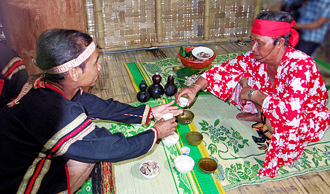 Le garçon entre puis ​pose sa serpe contre le mur de la maison en direction du soleil levant. Il se tient face au sorcier.