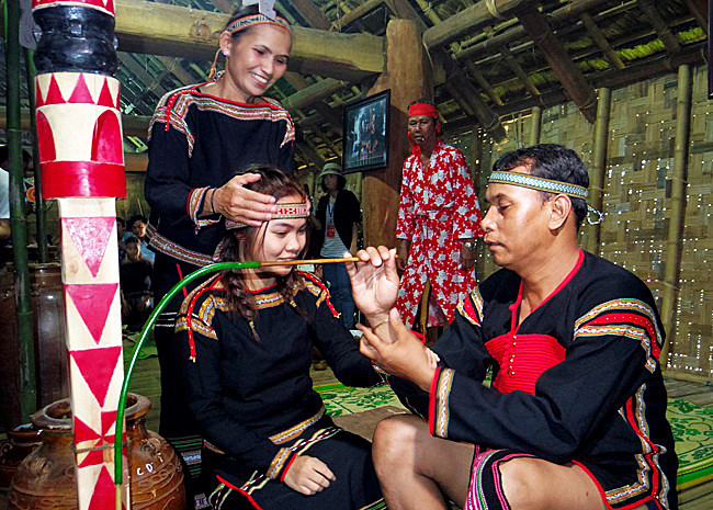 Quand le garçon boit de l’alcool "cân", il doit observer la façon de tenir le chalumeau de bambou de chaque étape de la cérémonie.