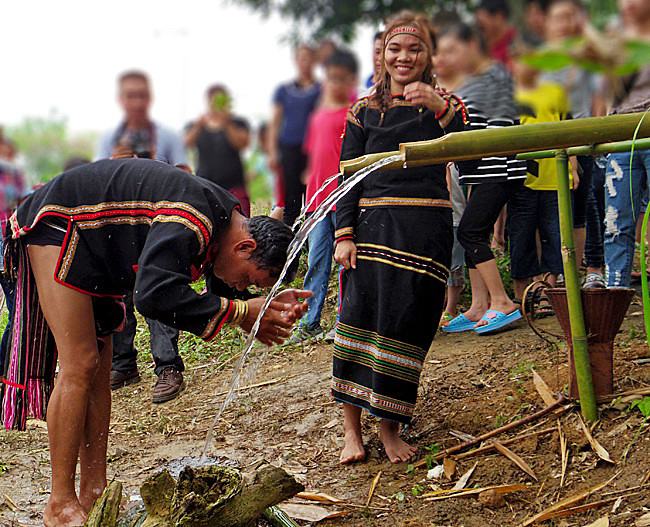 La cérémonie de la maturité d’un Êdê commence par le rituel de nettoyage du visage du garçon. 