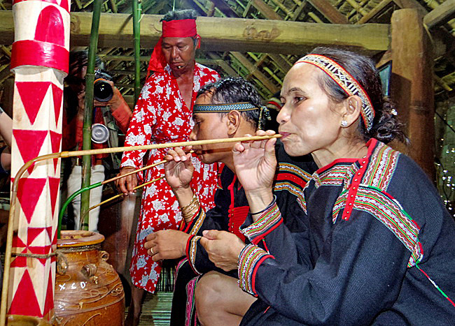 Les gongs et l’alcool "cân" sont indispensables lors des rituels.