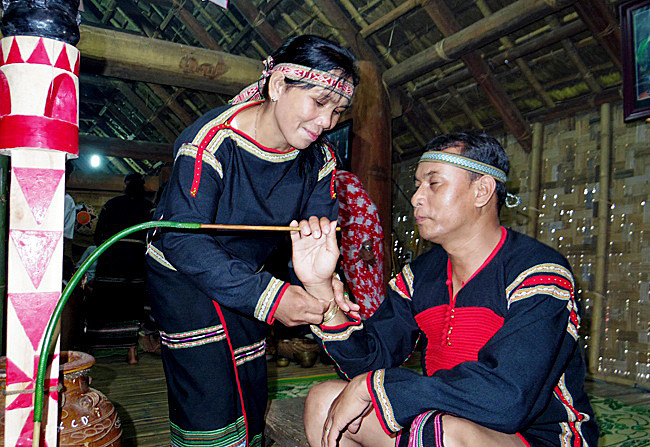 Une cérémonie de la maturité d’un Êdê se déroule en 4 étapes. À chaque étape, un bracelet est offert au garçon avec les bons souhaits.