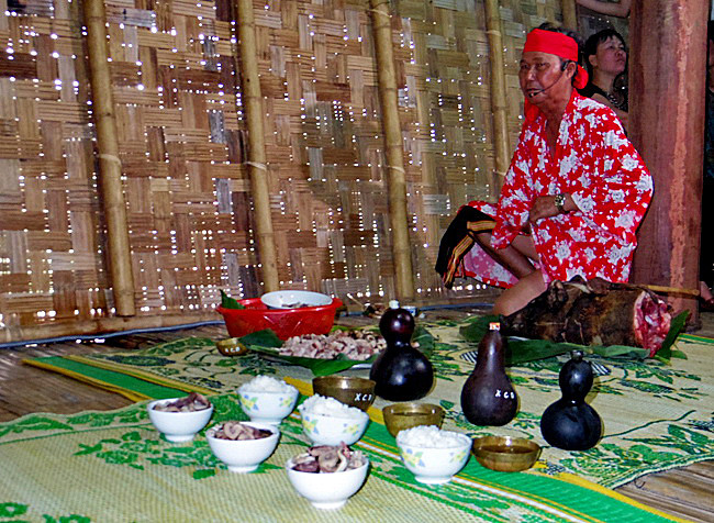 Le sorcier s’assoit devant la première jarre, son visage est tourné vers le soleil levant. 