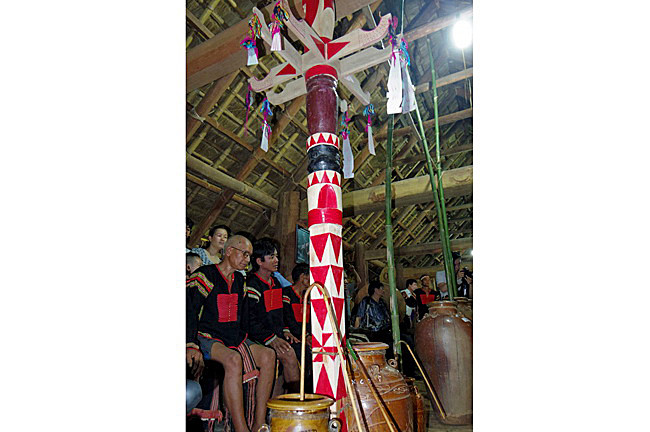 Les 7 jarres d’alcool sont placées suivant la longueur de la salle principale de la maison sur pilotis. Les gongs sont frappés deux fois pour commencer la cérémonie. 