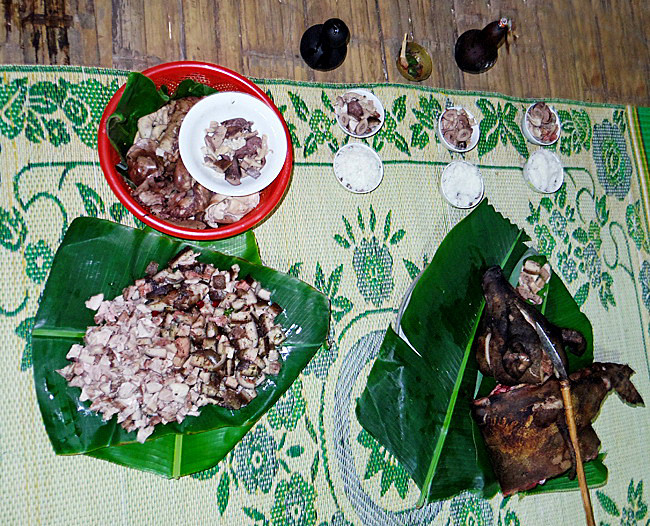 Les offrandes de la cérémonie comprennent de la viande de porc, de poulet, du riz, de l’alcool "cân"…