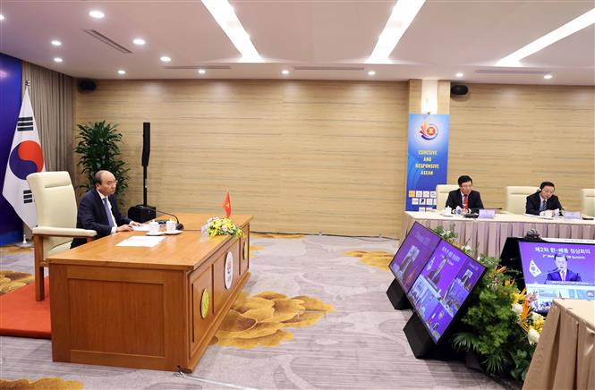 Le Premier ministre écoute le discours du président sud-coréen Moon Jae-in, lors 2e Sommet Mékong - République de Corée. Photo: VNA 