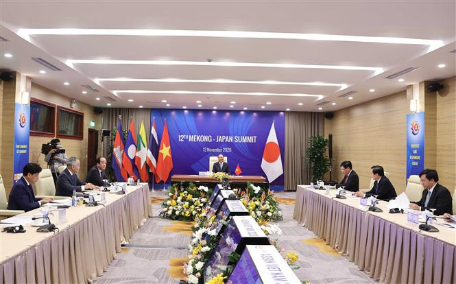 Le Premier ministre vietnamien Nguyên Xuân Phuc, président de l'ASEAN 2020 et son homologue japonais Suga Yoshihide ont co-présidé le 12e Sommet Mékong - Japon tenu sous-forme de visiconférence vendredi matin 13 novembre. Photo: VNA