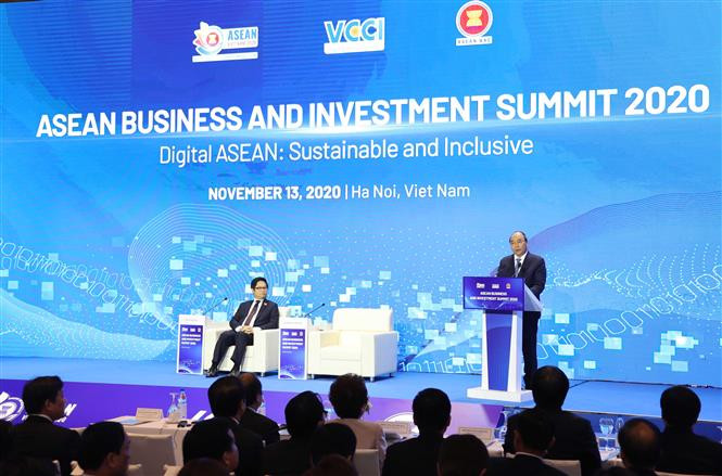 Le Premier ministre Nguyên Xuân Phuc prend la parole lors du Sommet du commerce et de l'investissement de l'ASEAN 2020 tenu vendredi matin 13 novembre à Hanoi. Photo: VNA 
