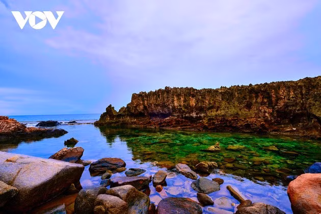À environ 5 kilomètres de la baie de Vinh Hy, la grotte Rai nous propose un spectacle unique: une cascade se déversant dans la mer. Photo: VOV 