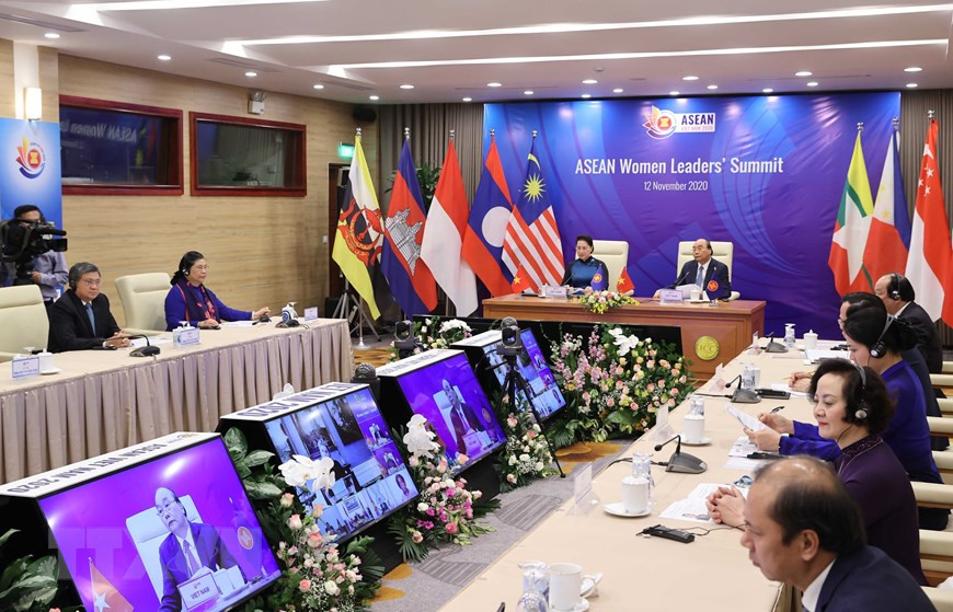La délégation vietnamienne assiste au Sommet des femmes leaders de l’ASEAN tenu en ligne jeudi 12 novembre. Photo: VNA 