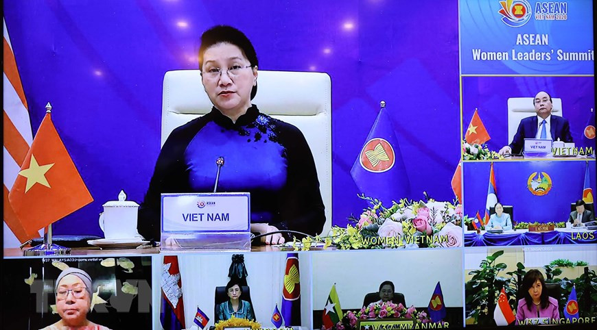 La présidente de l'Assemblée nationale Nguyên Thi Kim Ngân prend la parole au Sommet des femmes leaders de l’ASEAN. Photo: VNA 