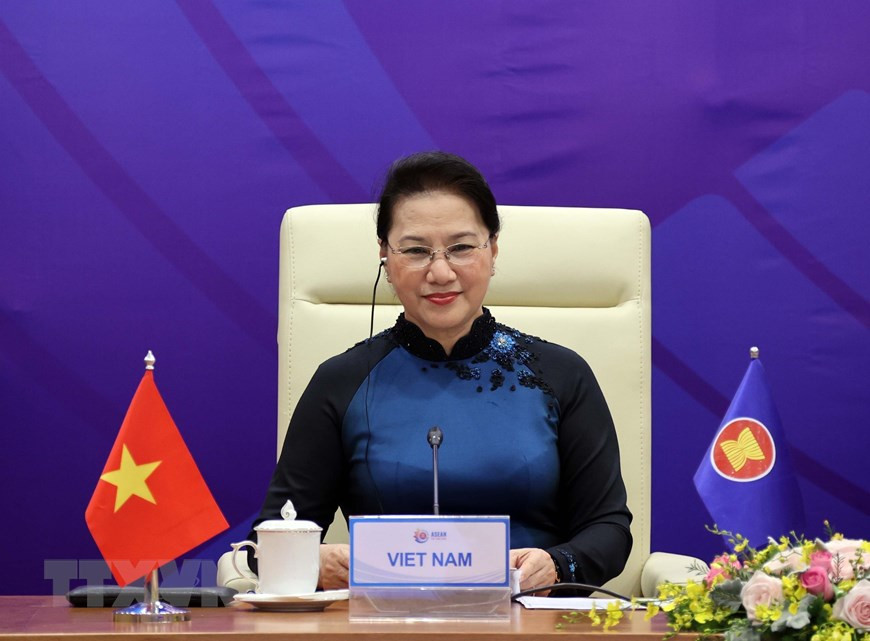 La présidente de l'Assemblée nationale nguyên Thi Kim Ngân représente des femmes leaders du Vietnam lors du Sommet des femmes leaders de l’ASEAN. Photo: VNA 