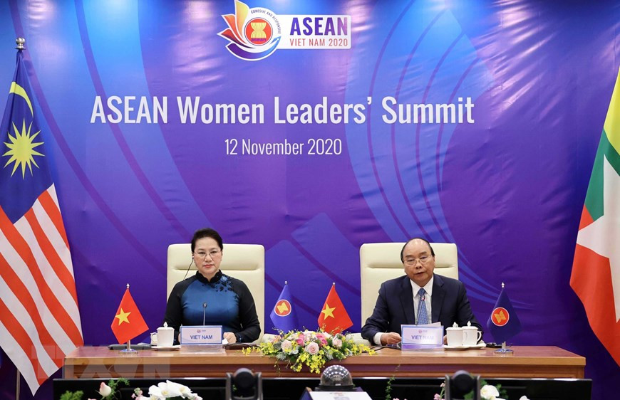 Le Premier ministre Nguyên Xuân Phuc et la présidente de l'Assemblée nationale nguyên Thi Kim Ngân participent au Sommet des femmes leaders de l’ASEAN tenu en ligne jeudi 12 novembre. Photo: VNA 