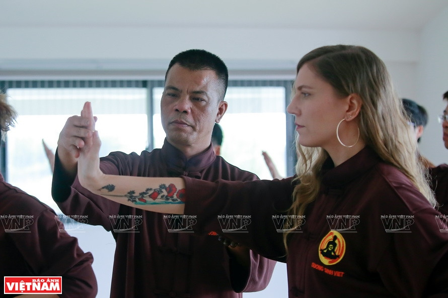 Des étrangers participent à des cours de méditation pour améliorer la santé et mieux comprendre la beauté culturelle du Vietnam. Photo: VNP