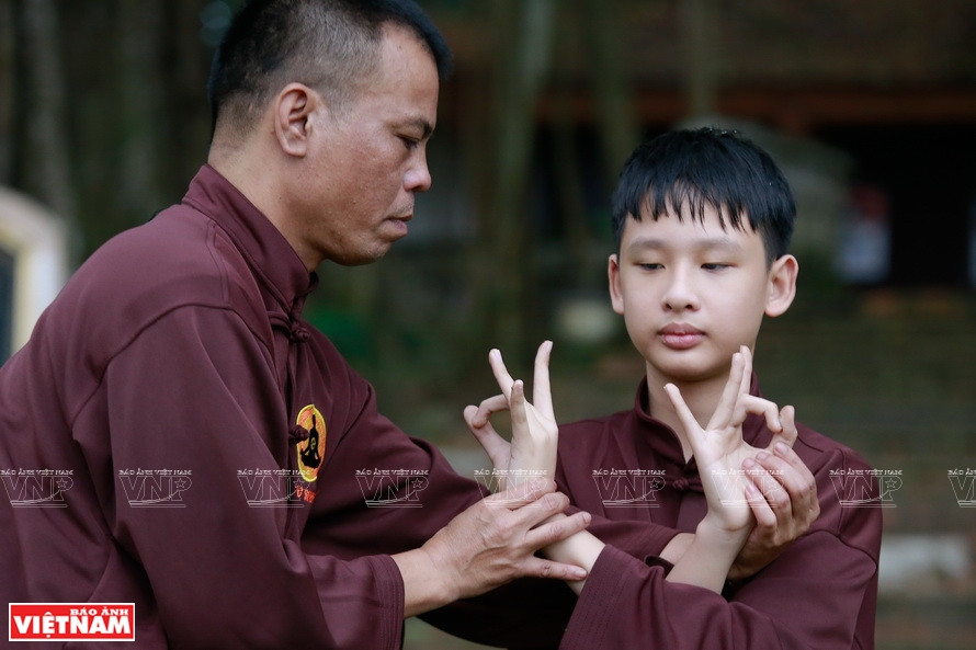 Dès le début du cours de méditation, les apprenants sont initiés à la bonne manière de pratiquer cette discipline sportive. Photo: VNP