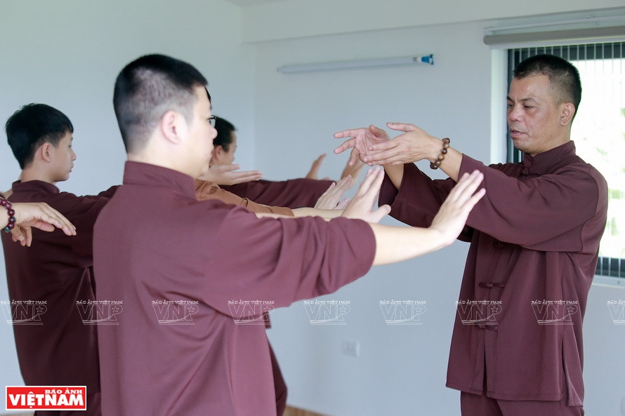 L'entraîneur Manh Hung guide les apprenants dans un cours de méditation. Photo: VNP
