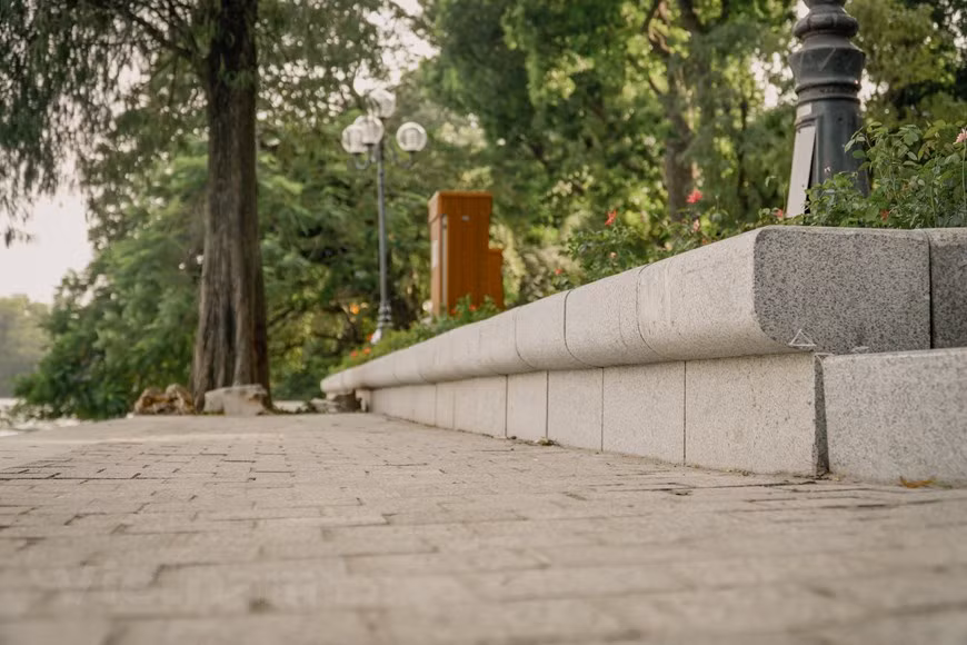 Ce projet vise à célébrer le 1010e anniversaire de Thang Long-Hanoi. C’est en l’an 1010 que le roi Ly Thai Tô, fondateur de la première dynastie nationale durable (les Ly), décida de transférer l’ancienne capitale Hoa Lu à Thang Long, l’actuelle Hanoi. ''Sa position évoque celle d’un dragon lové, d’un tigre assis, elle est à égale distance des quatre points cardinaux et correspond à l’orientation favorable des monts et des fleuves''. L’histoire dit qu’à son arrivée sur le site, Ly Thai Tô aurait vu un dragon qui prenait son essor. Le roi rebaptisa donc la ville ''Thang Long'' qui signifie littéralement ''le dragon prenant son envol''. Photo : VietnamPlus