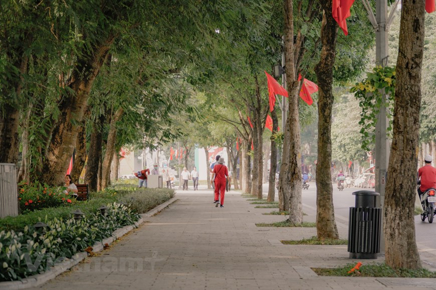  ''Nos experts ont étudié minutieusement l’ensemble des éléments liés au lac : les activités quotidiennes des habitants, la circulation, les valeurs touristiques et culturelles… Le projet s’efforcera de concilier tous ces facteurs pour constituer un espace public dédié aux habitants et un symbole patrimonial de la capitale'', insiste Mélanie Doremus, directrice générale d'AREP South Asia. Filiale d'AREP implantée au Vietnam depuis plus de 15 ans, AREP Southa Asia opère dans de nombreux pays d'Asie du Sud et du Sud-Est. Elle est spécialiste des questions d’urbanisme intense et des villes résilientes dans un contexte de croissance urbaine rapide et d’adaptation aux changement climatique. Photo : VietnamPlus 