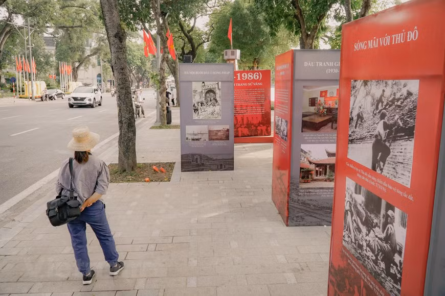 Durant la phase de travaux, les habitants se sont montrés enthousiastes vis-à-vis de la conception des espaces de promenade et satisfaits de la qualité des matériaux choisis. AREP était convaincue que le projet serait couronné de succès. Il pourra servir de modèle d’espace public urbain, combinant la préservation et la mise en valeur du patrimoine historique et paysager et l’accessibilité, l’ouverture à tous les publics. Un certificat honorifique de la ville de Hanoï a été remis à Lương Ngọc Trung, architecte AREP et directeur du projet depuis 2015, pour cet aménagement des berges vivant et accessible tout en étant respectueux du patrimoine historique et paysagé exceptionnel du site. Photo : VietnamPlus 