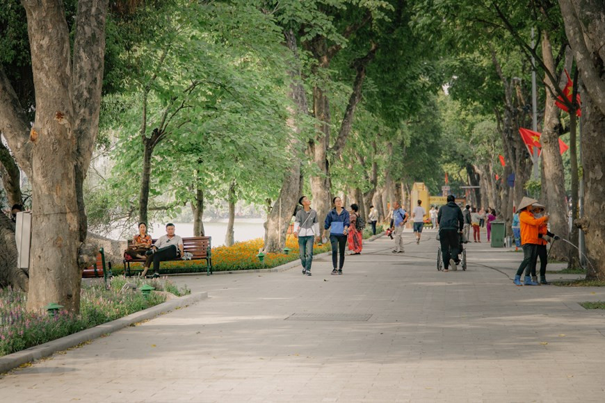  Le lac de Hoàn Kiêm (Épée restituée) est un espace patrimonial des plus importants pour la capitale. Bordé de jardins et de promenades, il est également un lieu public ouvert et le poumon vert du Vieux quartier de Hanoï. Il s’agit d’un poumon vert et d’un parc familier pour les résidents du district de Hoan Kiem. Les activités quotidiennes des habitants s'y déroulent, c'est un patrimoine vivant pour les habitants de la capitale. Afin d’améliorer son aspect, dégradé au fil du temps, les autorités municipales ont lancé un projet d’amélioration des espaces publics et des promenades, du mobilier urbain et de l’éclairage, en parallèle d’un autre de préservation des édifices patrimoniaux et de mise en valeur du paysage végétal et lacustre. Photo : VietnamPlus 