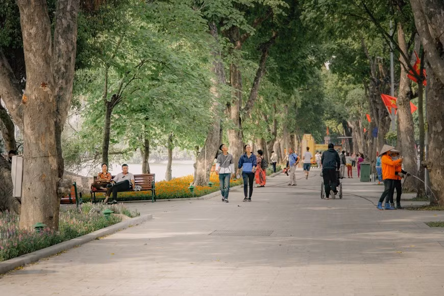  Le lac de Hoàn Kiêm (Épée restituée) est un espace patrimonial des plus importants pour la capitale. Bordé de jardins et de promenades, il est également un lieu public ouvert et le poumon vert du Vieux quartier de Hanoï. Il s’agit d’un poumon vert et d’un parc familier pour les résidents du district de Hoan Kiem. Les activités quotidiennes des habitants s'y déroulent, c'est un patrimoine vivant pour les habitants de la capitale. Afin d’améliorer son aspect, dégradé au fil du temps, les autorités municipales ont lancé un projet d’amélioration des espaces publics et des promenades, du mobilier urbain et de l’éclairage, en parallèle d’un autre de préservation des édifices patrimoniaux et de mise en valeur du paysage végétal et lacustre. Photo : VietnamPlus 